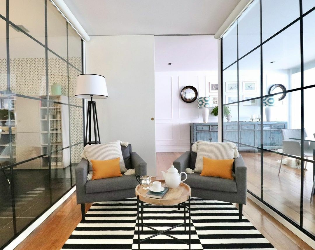 salon con puertas de cristal a los lados