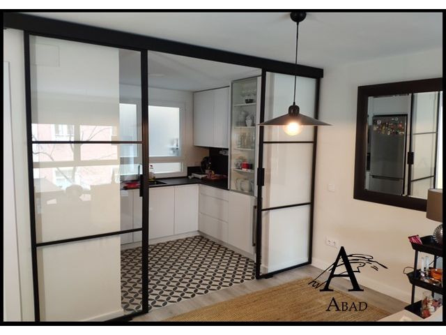 Puertas de hierro correderas con vidrio de seguridad.