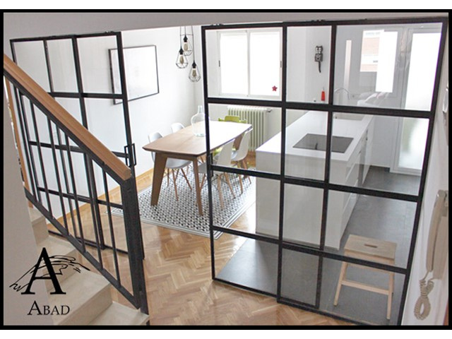 Mampara compuesta por dos lados fijos y dos hojas centrales correderas.